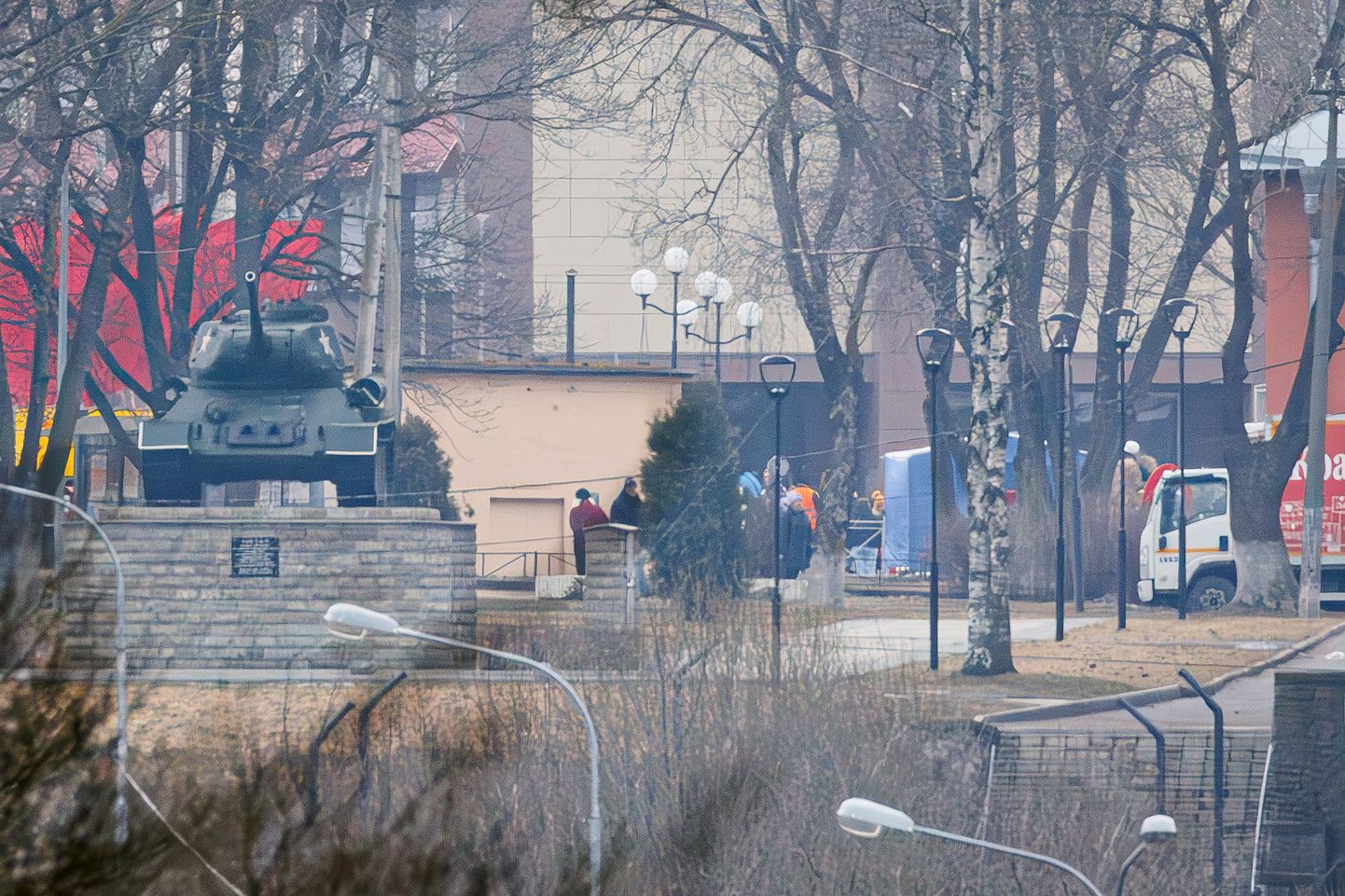 В Ивангороде пункт для голосования за президента РФ расположен недалеко от пограничного пункта и рядом с памятником - танком Т-34, ствол которого направлен в сторону Эстонии.