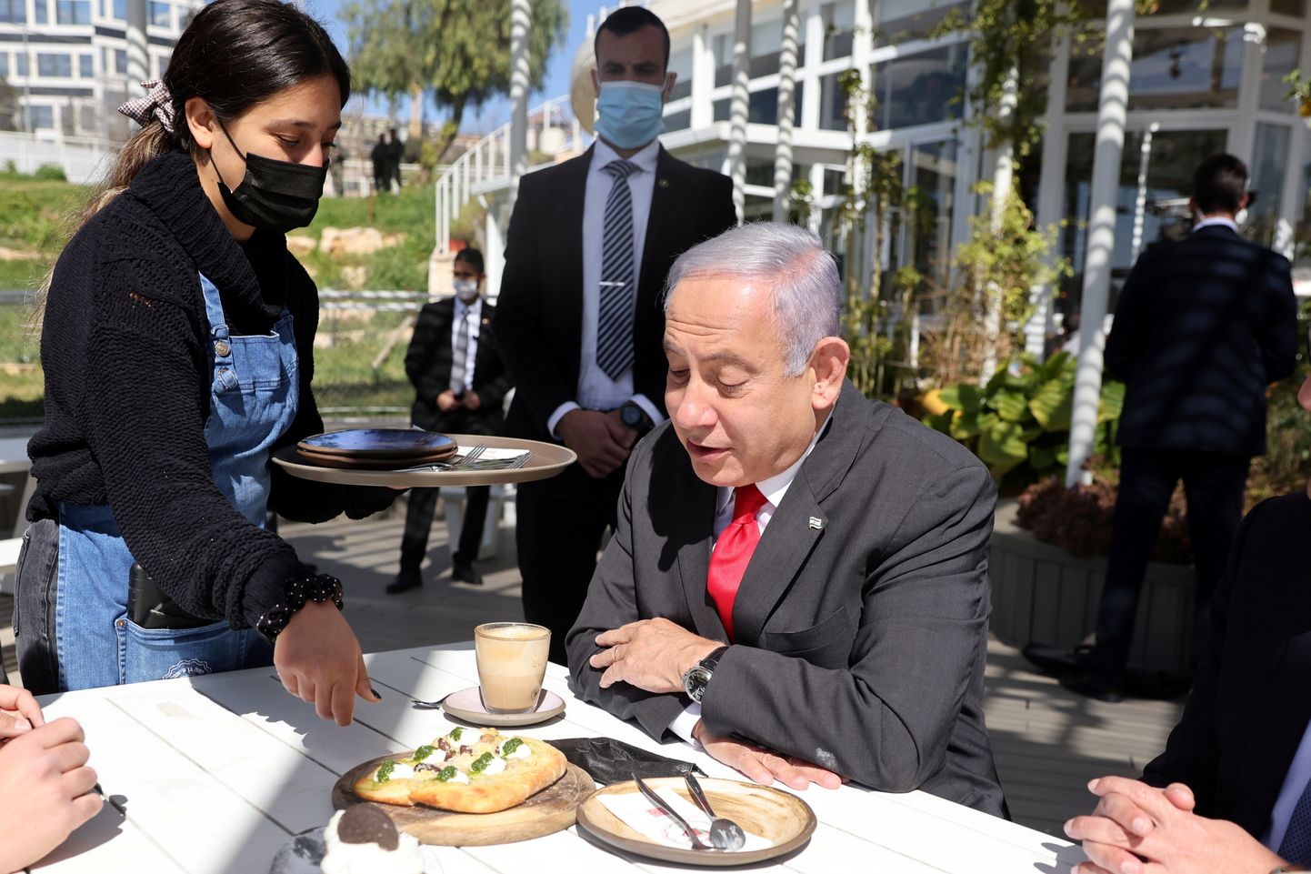 Iisraeli peaminister Benjamin Netanyahu Jeruusalemma kohvikus.