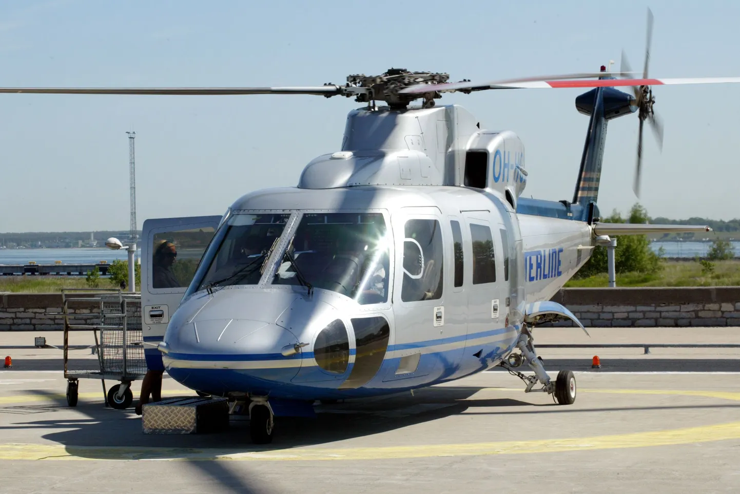 Copterline helikopter Tallinna linnahalli juures.