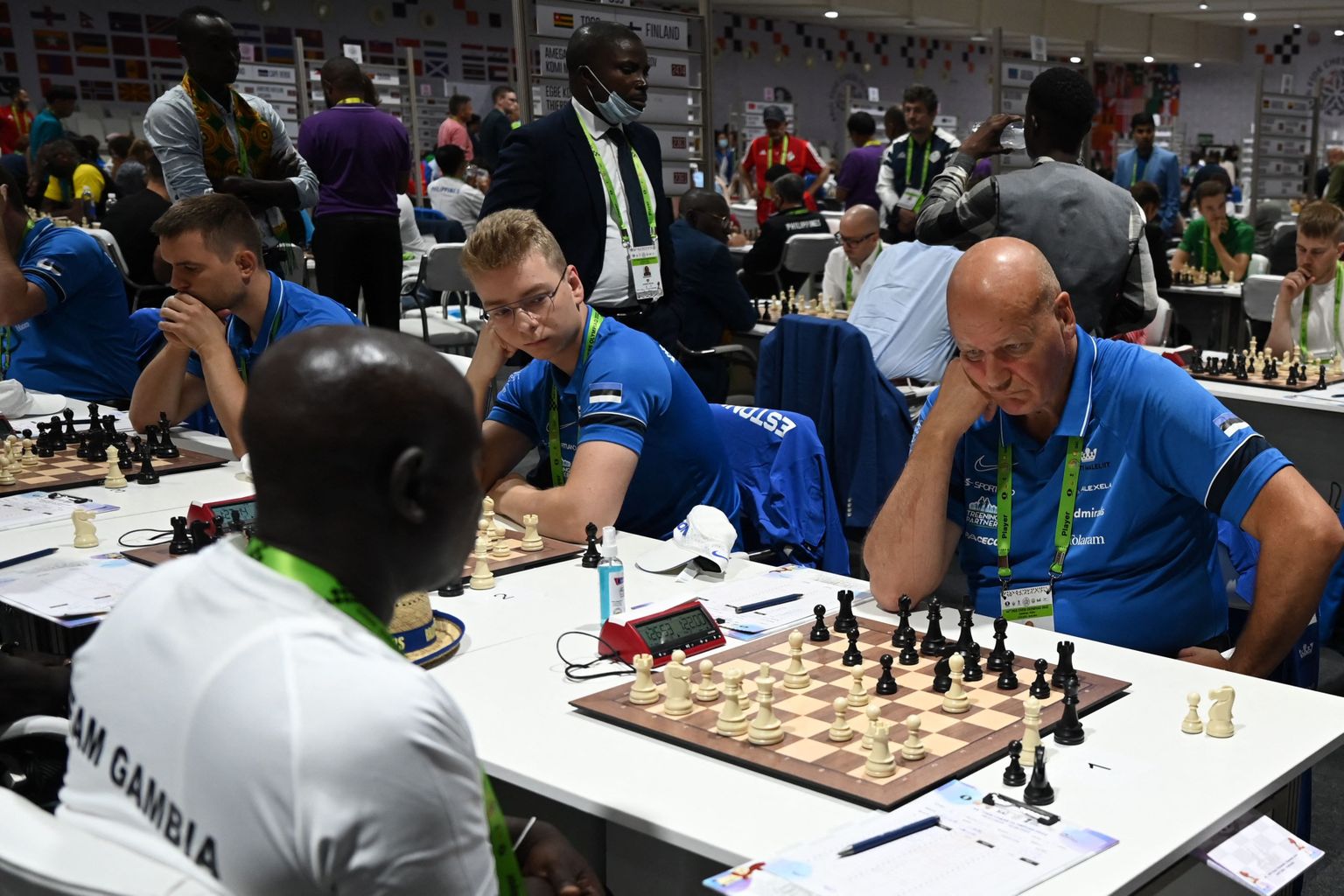 Шахматная олимпиада, 2022. Шахматисты из Эстонии (справа) и Гамбии (слева), игры первого раунда.