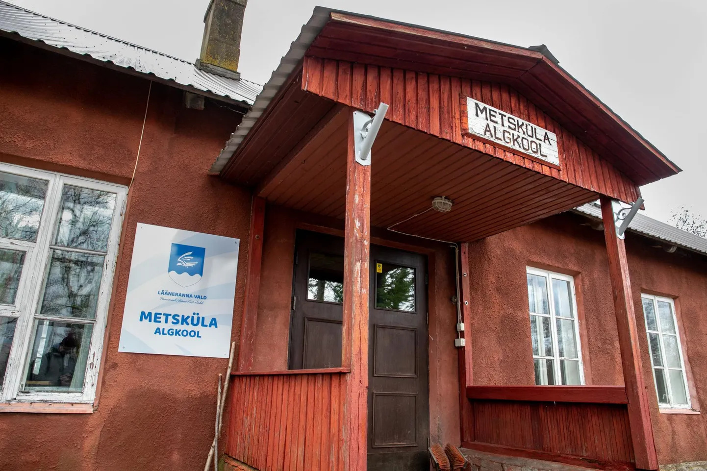 Pildil Metsküla algkooli hoone.