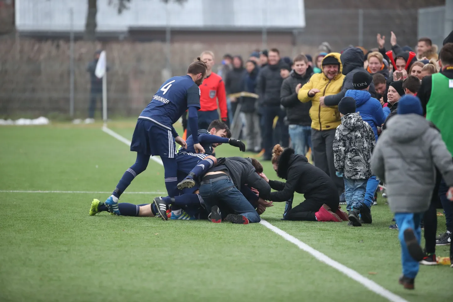 Vitali Gussev on löönud üleminutil võiduvärava ja Maardu meeskond koos fännidega hullub.
