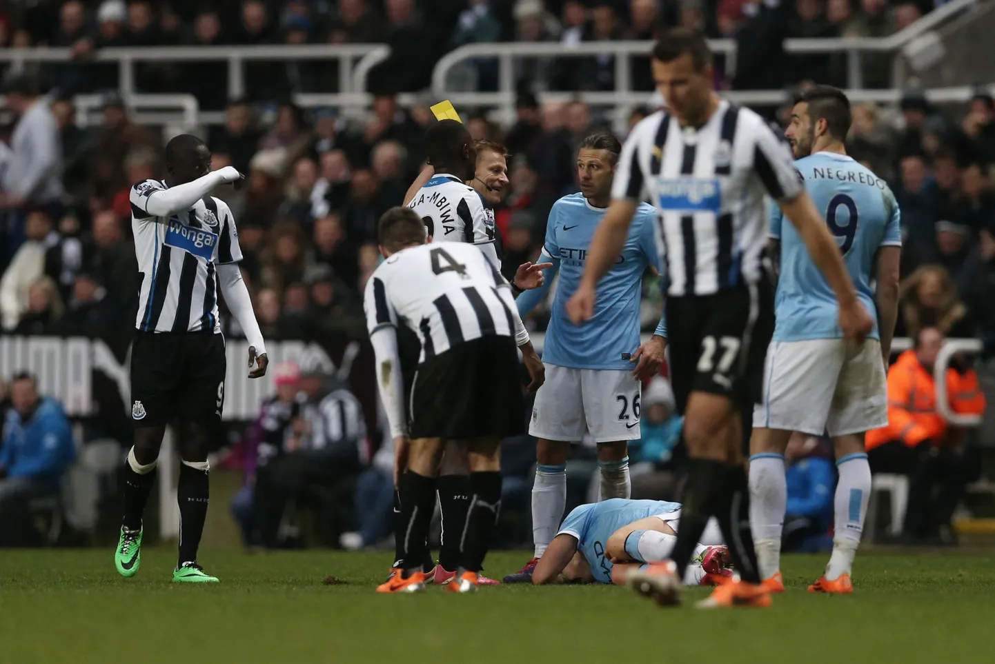 Samir Nasri pärast vigastuse saamist väljakul lebamas.