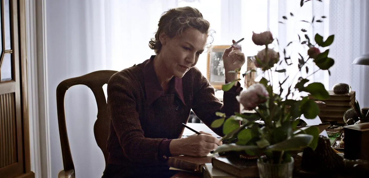 Kaader sarjast «Unistaja – Karen Blixeni teekond». Blixen (Connie Nielsen) pidi toime tulema maailmas, mis ei lubanud tal ennast sügavalt väljendada.