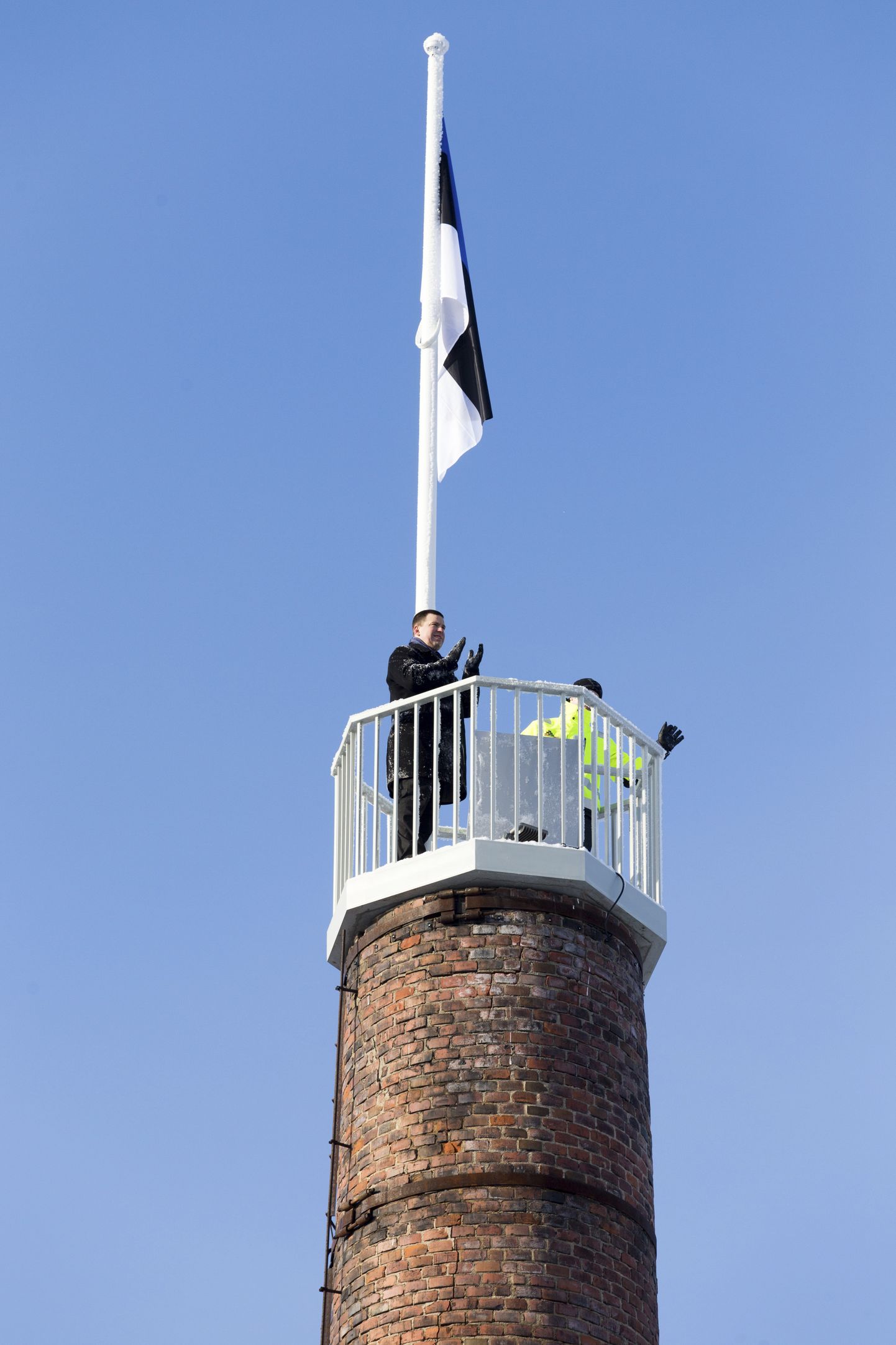 Varem võis linnanimega uhkeldada ka Mustla. See ülesvõte pärineb veebruarist, mil Mustlas Eesti lipp heisati Mulgi Majakal, mis on liputorniks kohandatud vanast meiereikorstnast.