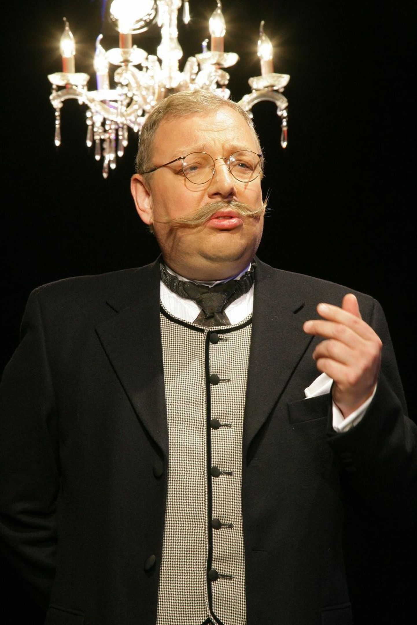 Peeter Kaljumäe teater Variuse lavastuses Eduard Vildena.