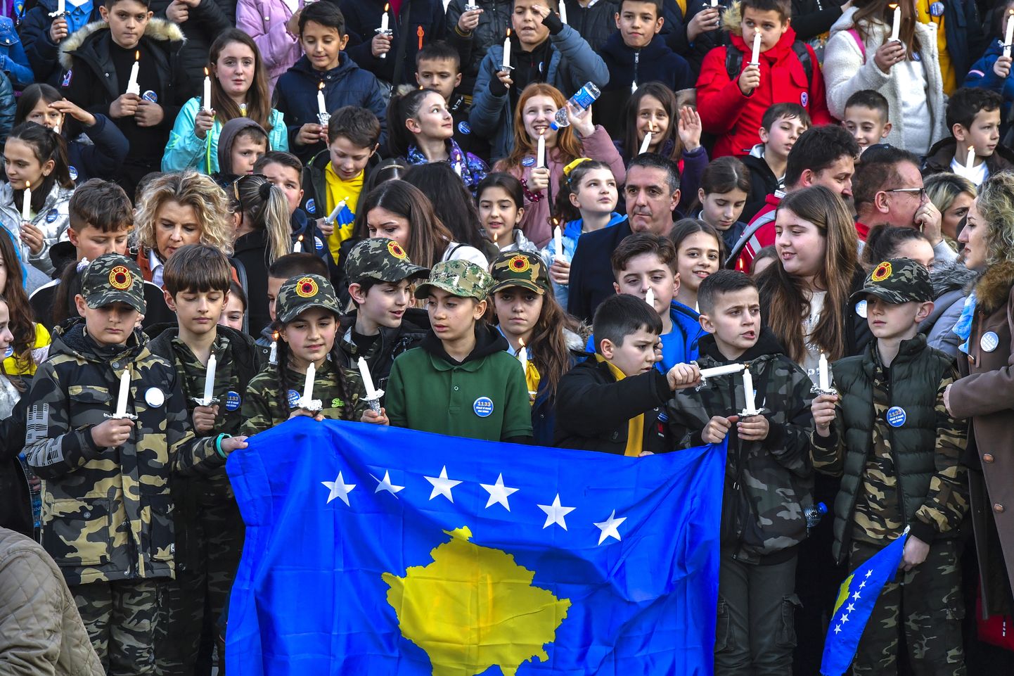 Lapsed meenutasid iseseisvuspäeval Kosovo sõjas hukkunud lapsi, 17. veebruar 2023. a.