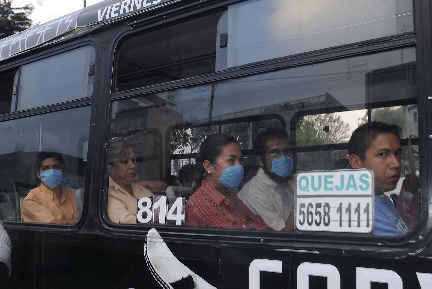 Maskidega inimesed liinibussis Mexico Citys.