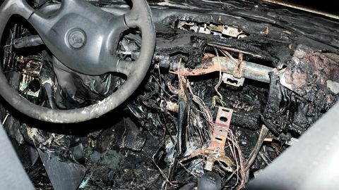В Пярну из-за оставленного в салоне триммера загорелся электромобиль