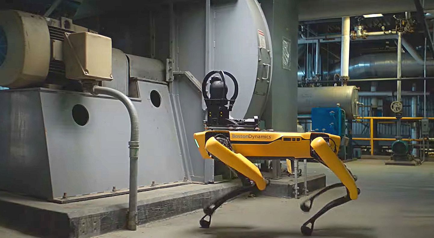 See Boston Dynamicsi robotkoer on mõeldud rahumeelseks tööks tööstusettevõtetes või ka korrakaitses. Tootja ei soovi, et masinat kasutataks koos relvadega.