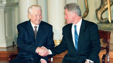 Картина дня: суд над насильником из Ирака, переговоры Ельцина и Клинтона и спор за Новый шелковый путь