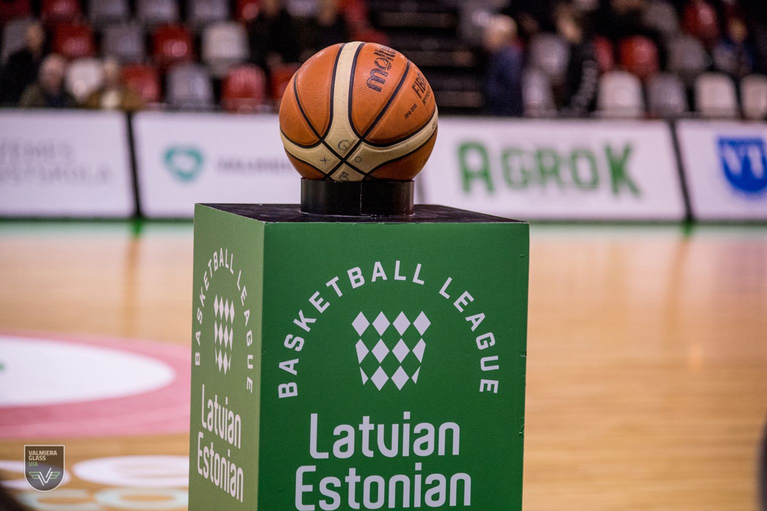 Latvijas - Igaunijas basketbola līgas logo un bumba