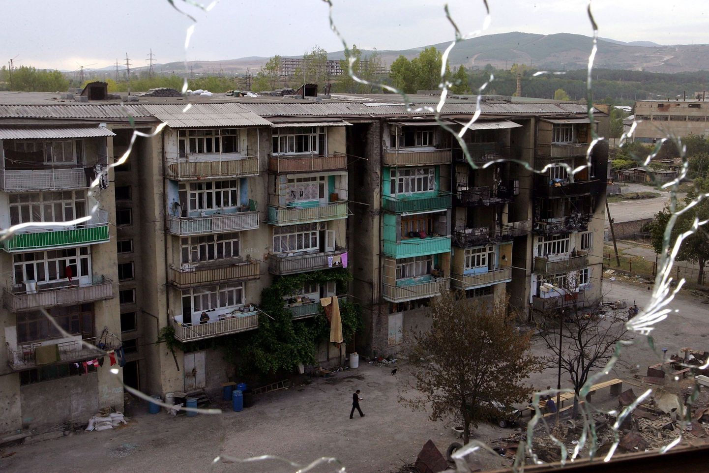 Pommirünnakutes kahju saanud kortermaja Lõuna-Osseetia pealinnas Tshinvalis.