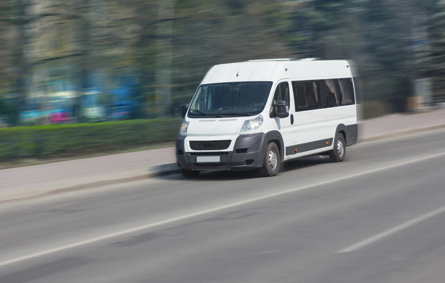 Balts mikroautobuss. Ilustratīvs attēls.