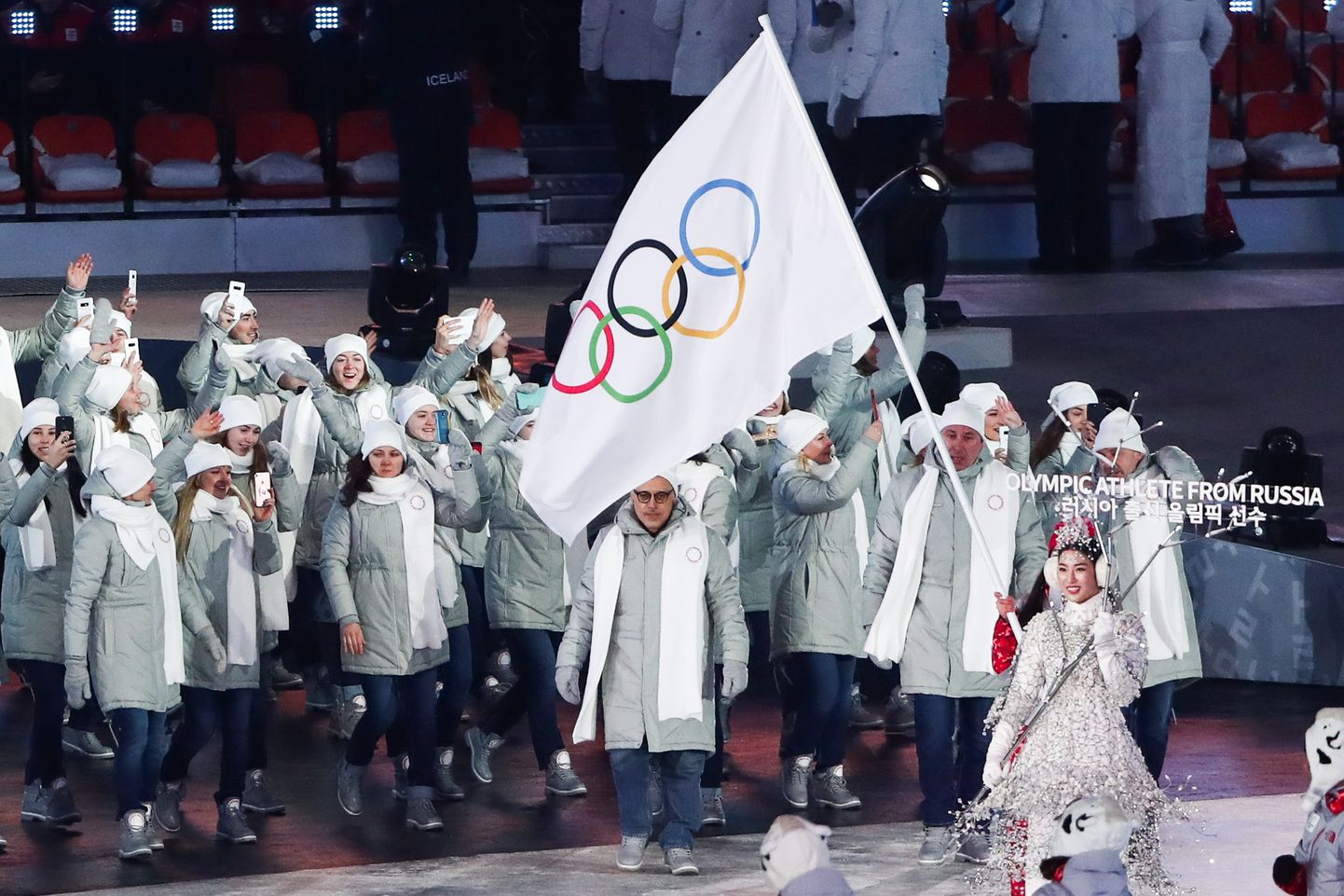 Venemaa sportlased marssisid avatseremoonial staadionile olümpia lipu all. Lõputseremoonial näeme võib-olla juba Venemaa enda lippu.