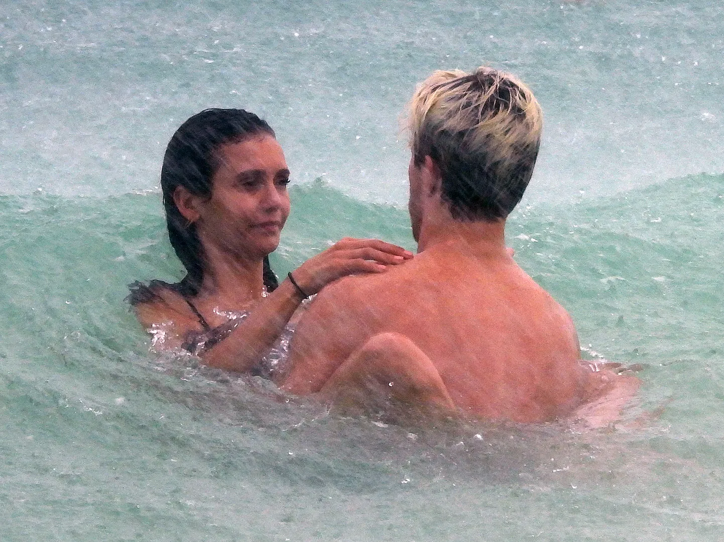 Näitlejanna Nina Dobrev oma uue kallimaga paduvihma ajal veemõnusid nautimas.