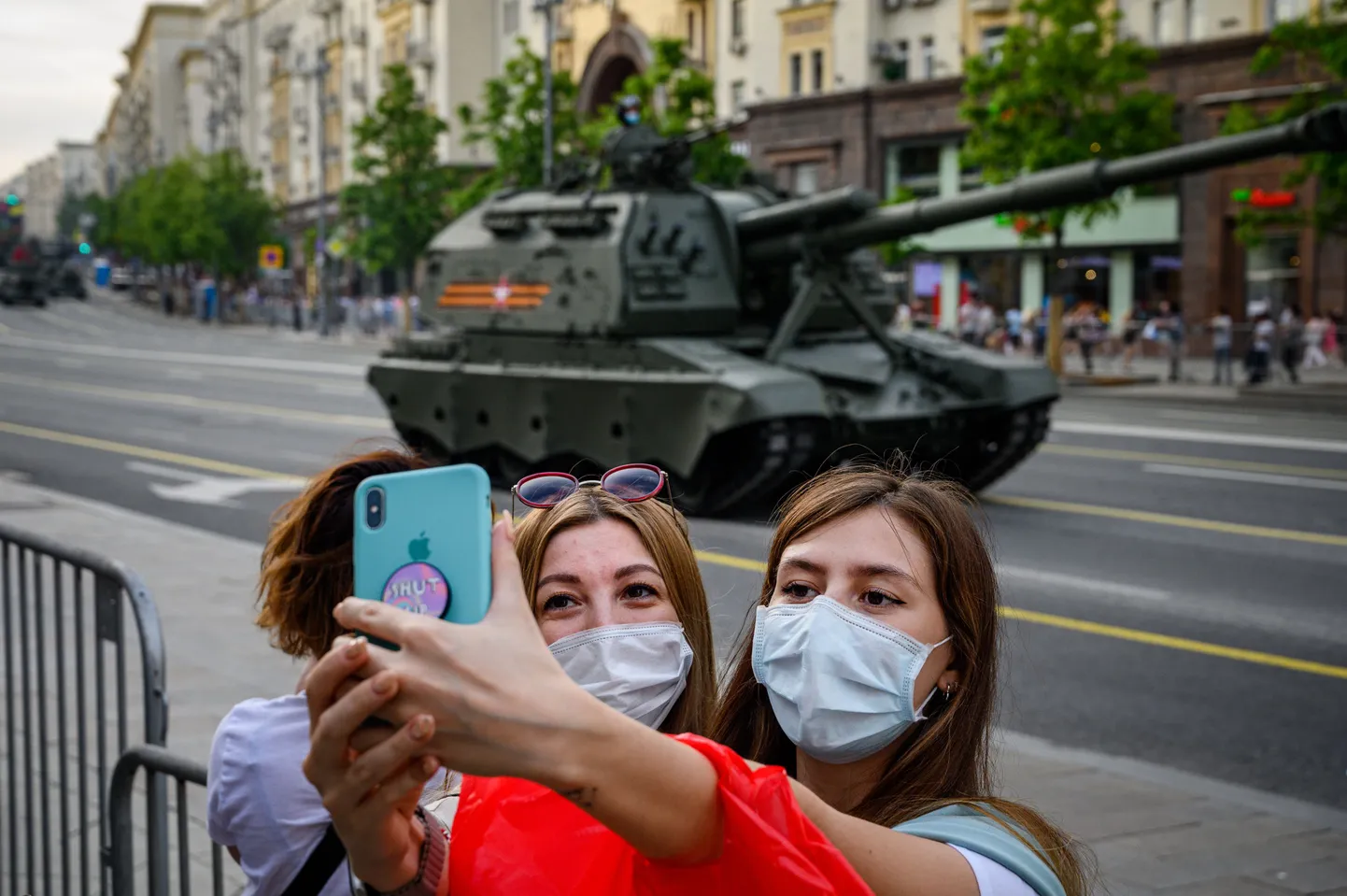 Inimesed teevad selfie't Venemaa tankiga Moskva paraadil. Foto on illustratiivne.