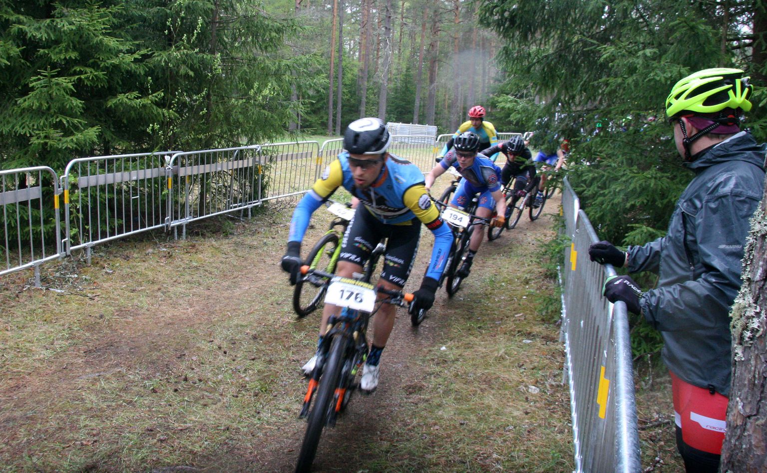 Esimestel kilomeetritel oli liidrigrupp veel koos, kuid finišijoonel edestas Peeter Pruus lähimaid konkurente enam kui kahe minutiga.