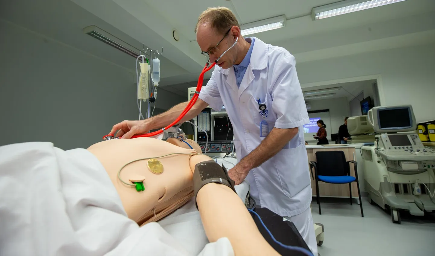 Kriisijuhtimismeeskonna tööd juhib anestesioloogia ja intensiivravi kliiniku juhataja professor Joel Starkopf. Sel pildil Joel Starkopf kliinikumis hiljuti avatud simulatsioonikeskuses.