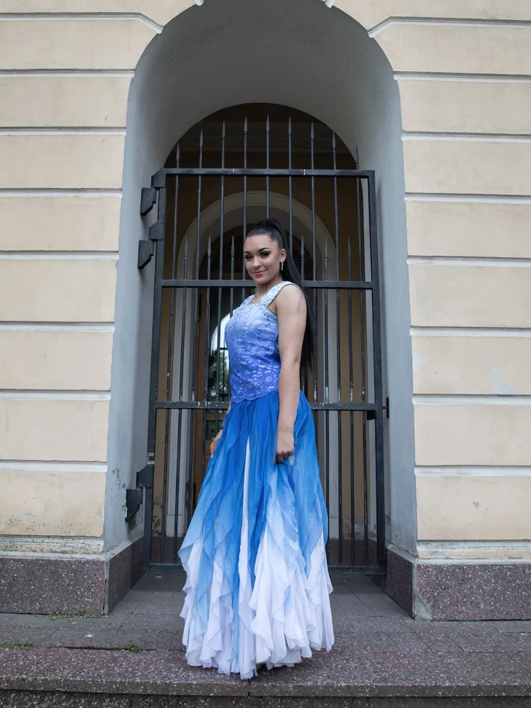 Мисс Ангела Абсалон