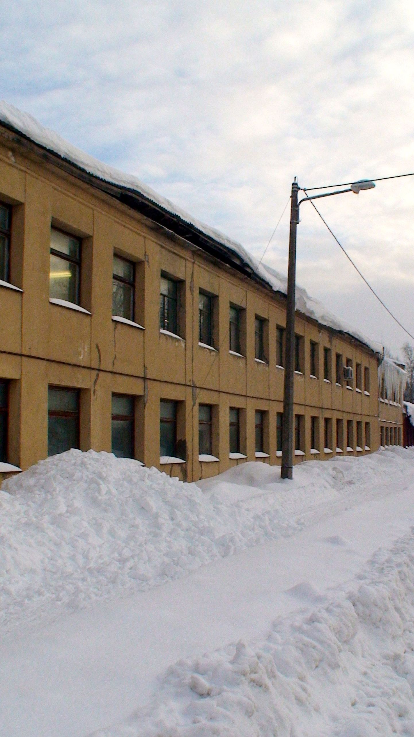 Tartus Jänese tänaval asuva ettevõtte BD Design tootmishoone katus püüab lumele vastu panna.