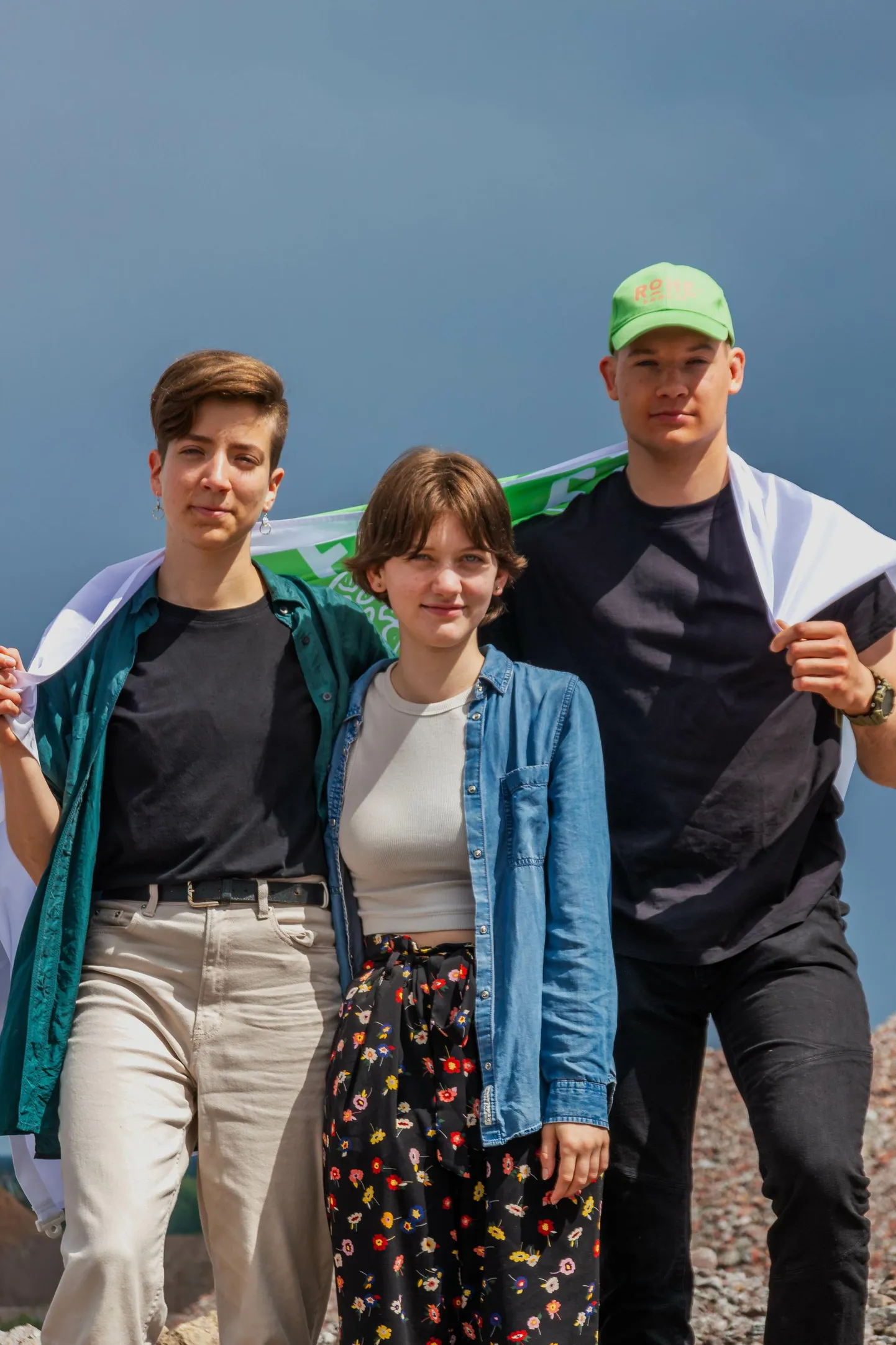 Fridays for Future’i Eesti liikmed Kertu Birgit Anton (vasakult), Elo-Lee Maran ja Robert Pappel juunis põlevkivi tuhamäe jalamil.