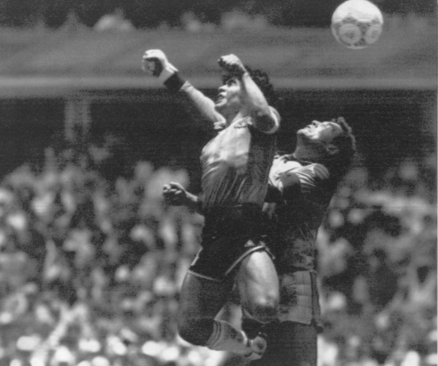 Diego Maradona saadab «jumala käe» abiga 1986. aasta MMil palli Inglismaa väravavahi Peter Shiltoni selja taha.