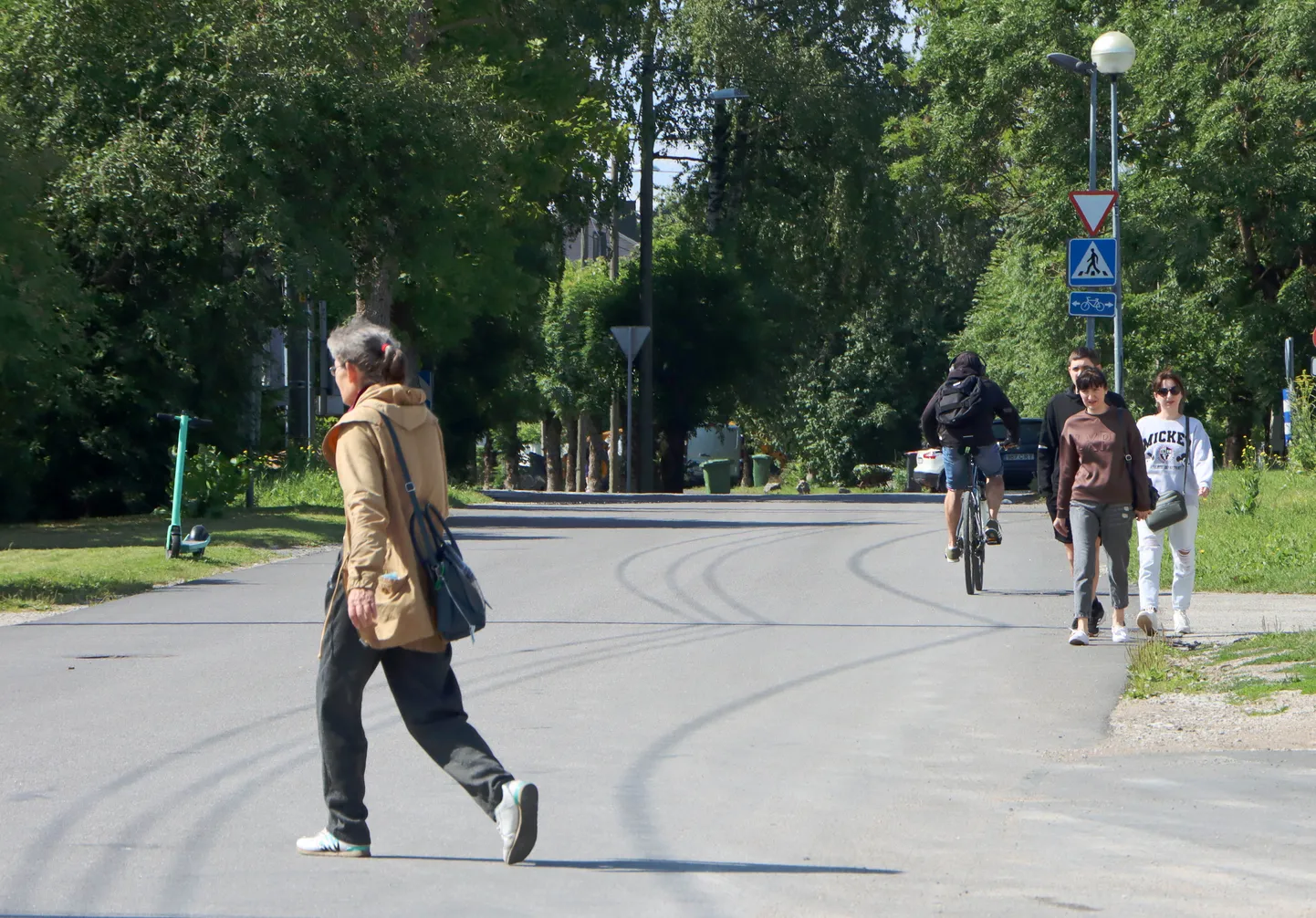Üks uus kergliiklustee tuleb Tammsaare tänavale Rakvere ja Muru tänava vahele, kus praegu peavad jalakäijad liikuma sõiduteel.