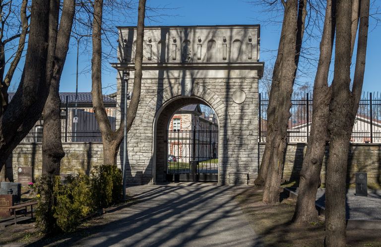 Ainsana elas nõukogude võimu üle kalmistu väravaehitis. Foto: Mihkel Maripuu