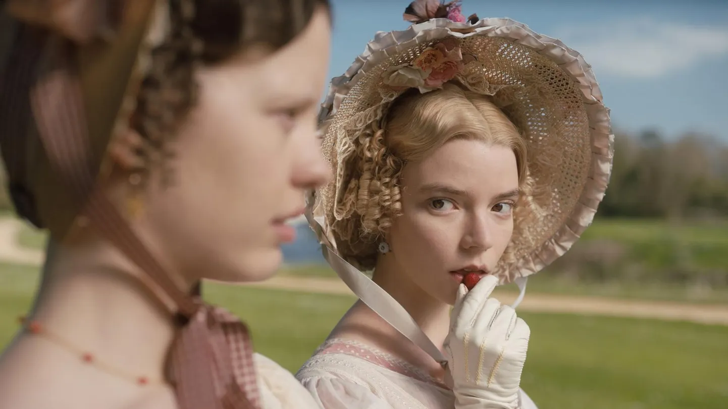 Portselannukku meenutav Emma Woodhouse (paremal, Anya Taylor-Joy) oma parima sõbranna Harriet Smithiga (Mia Goth).