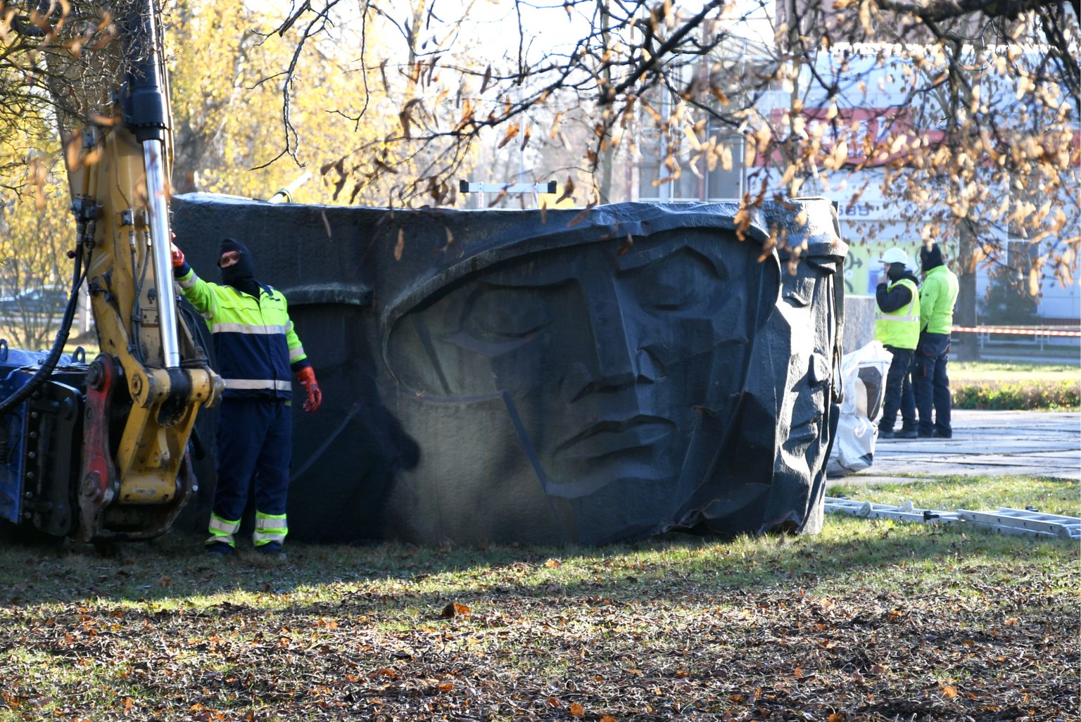 Demontēts piemineklis Otrā pasaules kara padomju karavīriem Slavas skvērā Daugavpilī.