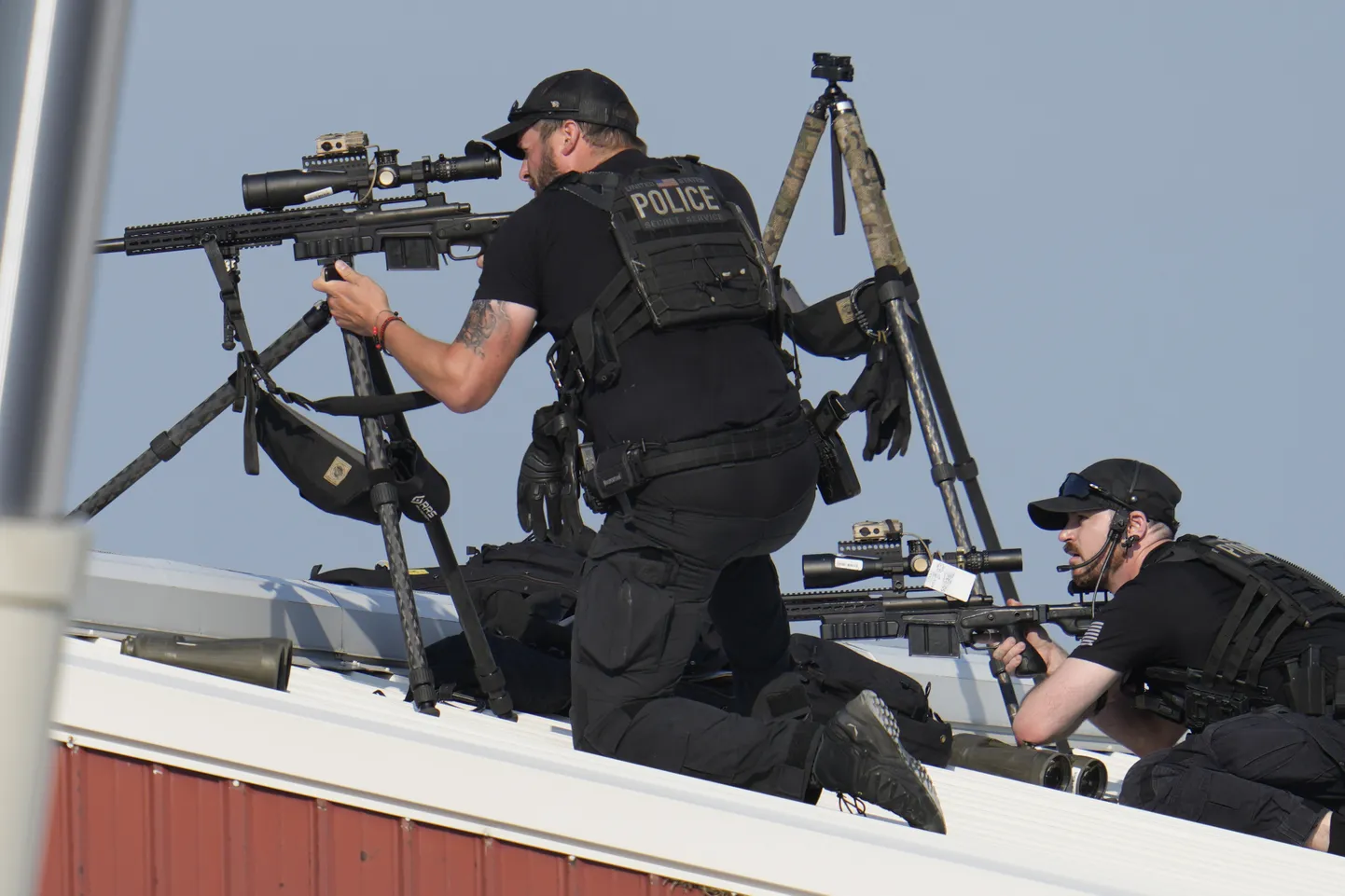 Politsei eriüksuslased kasutamas MK13 snaiperrelvi tulistaja tapmiseks.