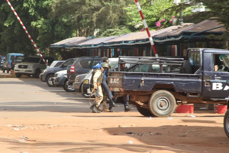 Sõdur päästmas haavata saanut rünnaku ajal Bamako Radisson hotellile