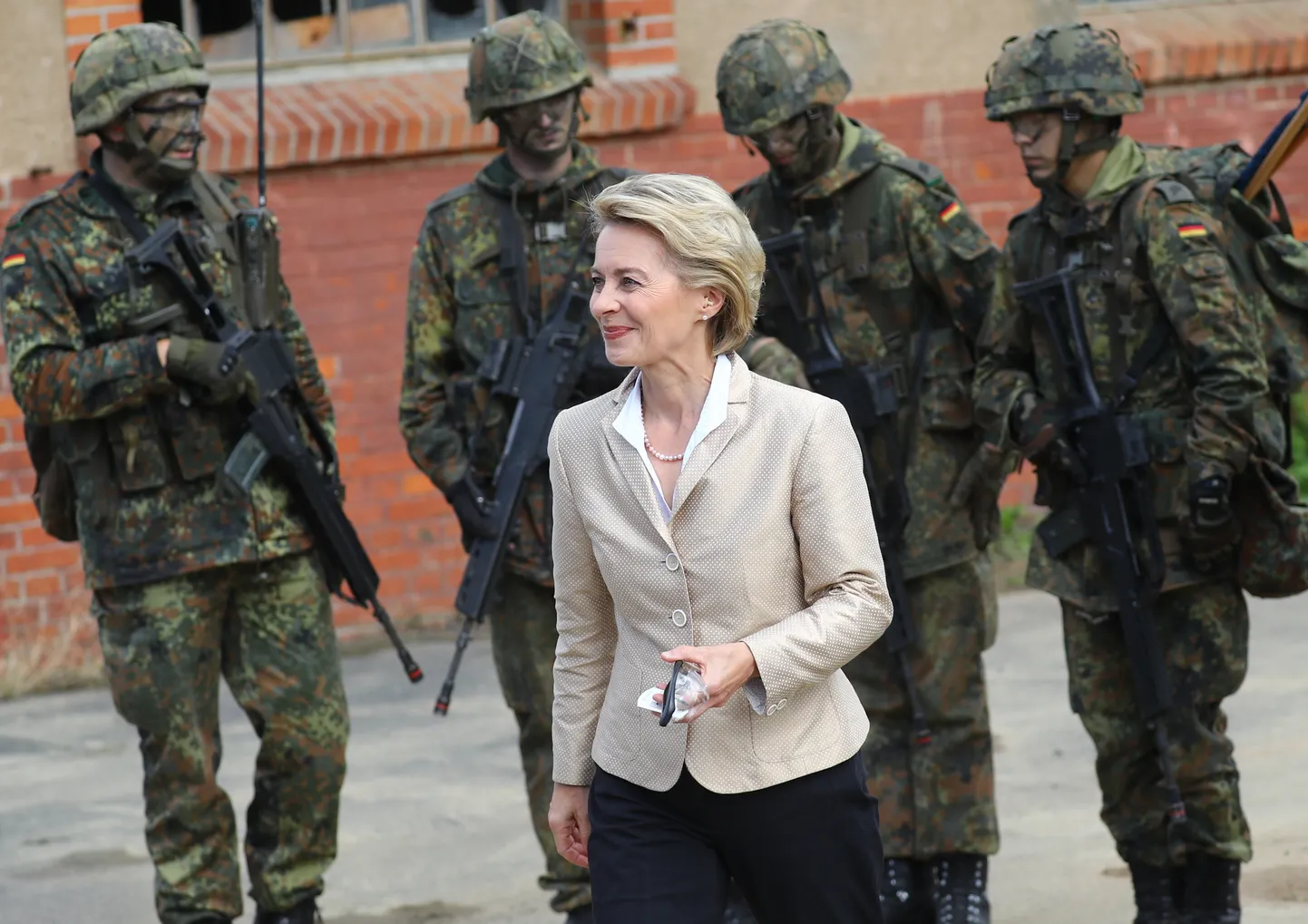 Saksamaa kaitseminister Ursula von der Leyen külastamas Baierimaal teenivaid sõdureid.