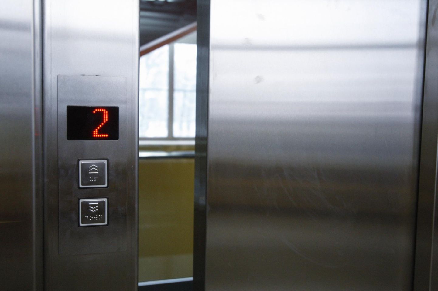 Side tänava hotellis jäi 12 inimest lifti lõksu.