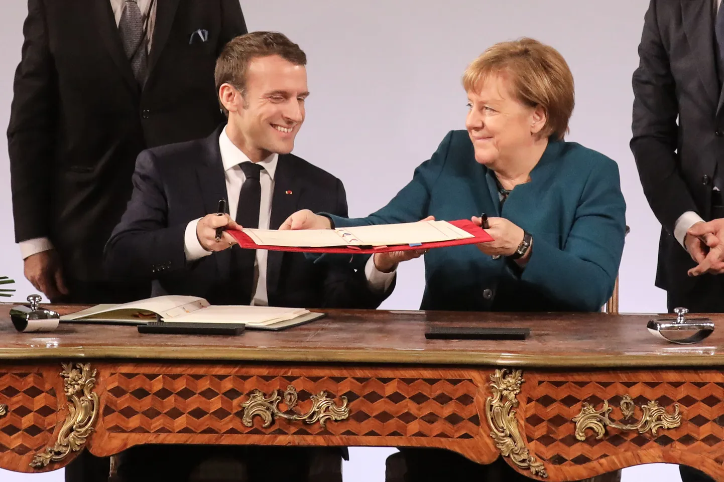 Prantsuse president Emmanuel Macron ja Saksa kantslet Angela Merkel sõpruslepe allkirjastamas.