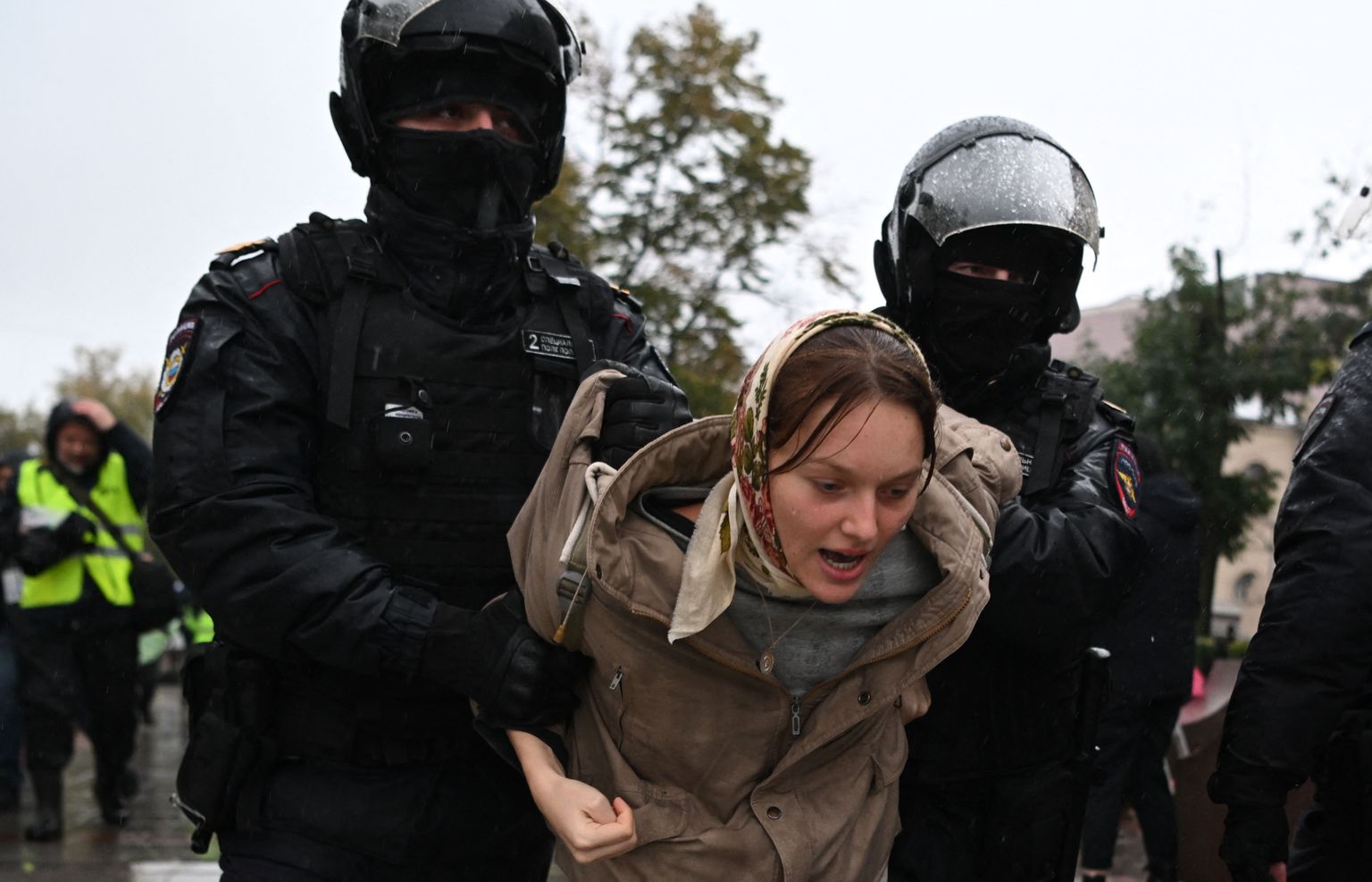 Politsei ajab laiali protesti, mille korraldasid Venemaa naised oma meeste mobilisatsioonist päästmiseks