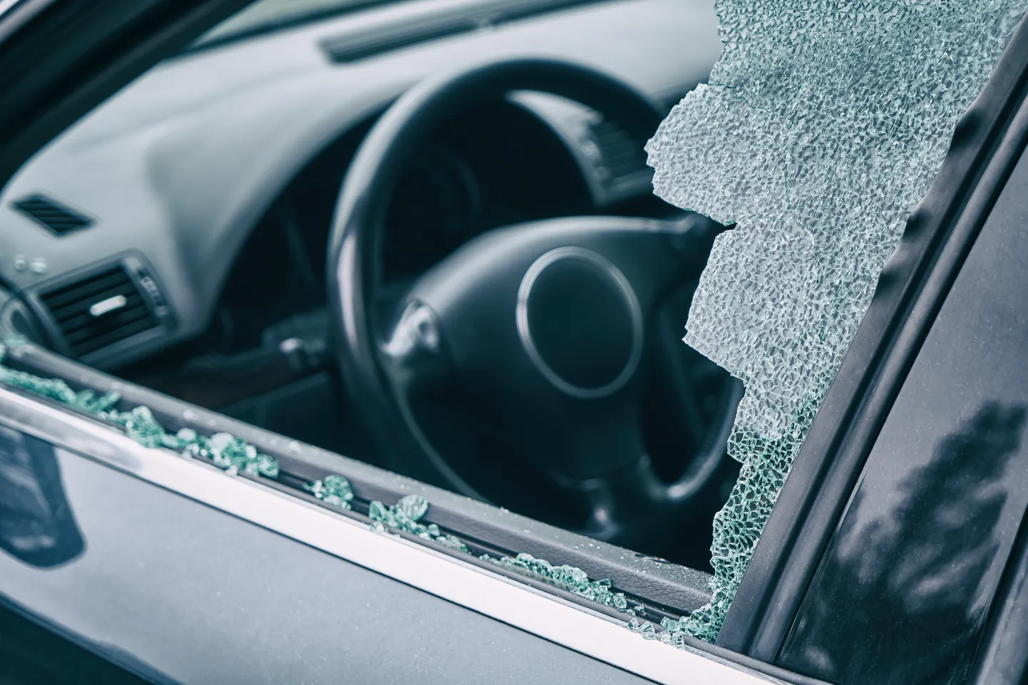 Разбитое окно автомобиля