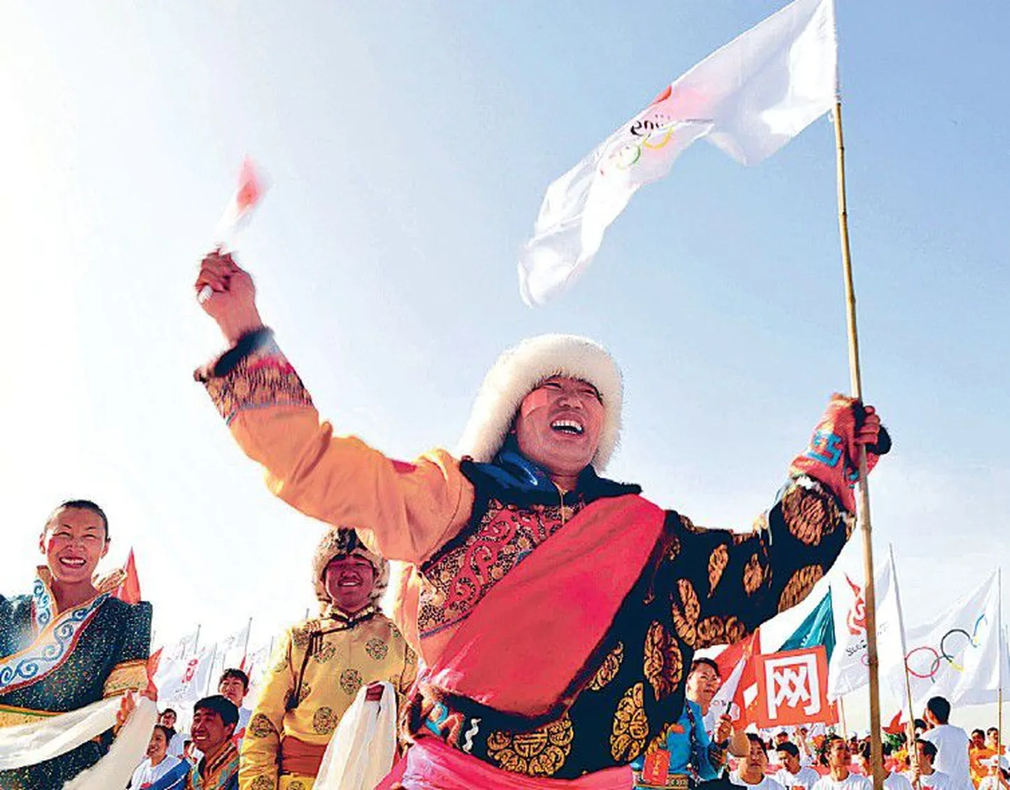 Rahvarõivais tiibetlased tervitavad 2008. aasta Pekingi olümpiamängude olümpiatõrvikut, mis 22. juunil alustas oma teekonda läbi mägise provintsi.