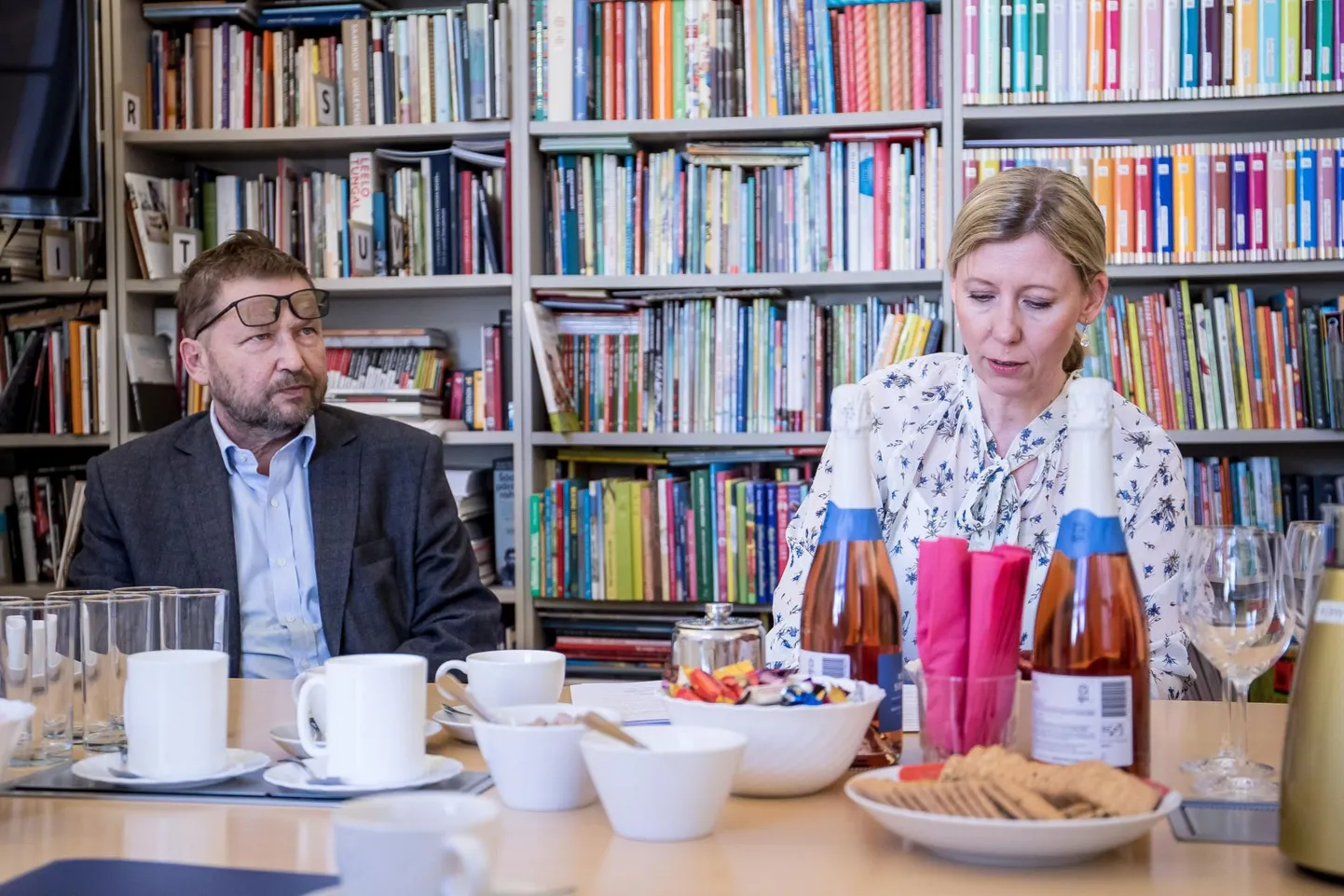 Klassikalise ilukirjanduse tõlkeprogrammi Hieronymus partnerlepingule andsid allkirja AS Altamira omanik Heldur Meerits ja kultuurkapitali juhataja Kertu Saks. FOTO: Sander Ilvest
