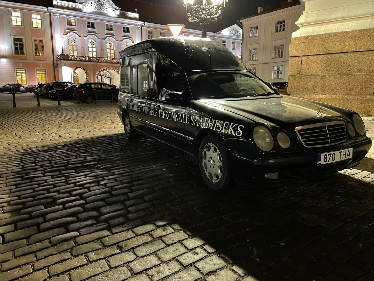 Toompeale pargitud matuseauto kirjaga "Valitsusele Ida-Virumaa ettevõtete viimsele teekonnale saatmiseks" ei lasknud poliitikutel lukustatud regiooni unustada.
