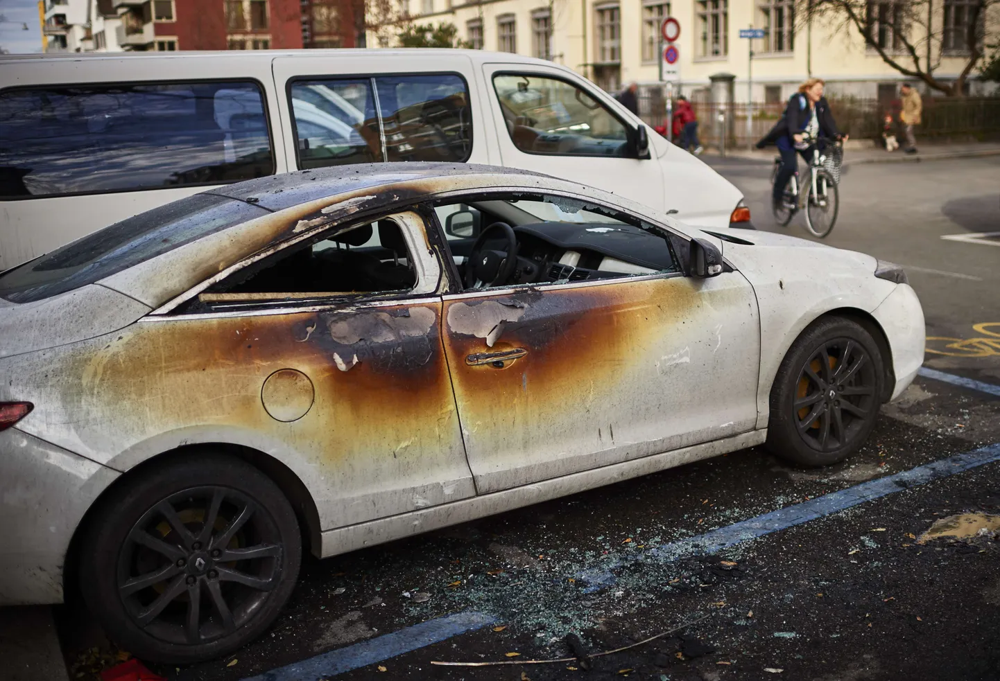 Zürichi märatsejate poolt põlema süüdatud auto
