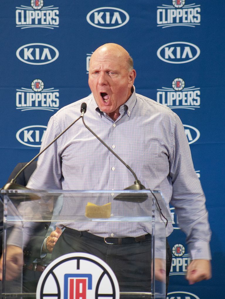 Korvpalliklubi Los Angelese Clippersi boss Steve Ballmer meeskonnale enne hooaja ajlgust motivatsioonikõnet pidamas.