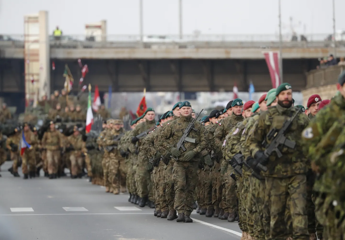 Läti kaitseväelased iseseisvusparaadil.