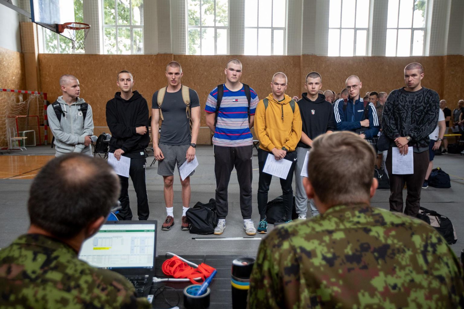 Восемь приятелей из Сакуской гимназии построились в ожидании дальнейших приказов.