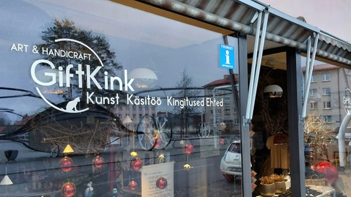 Võru Keskväljaku ääres asuv suveniiripood GiftKink on üks seitsmest Võru maakonna ettevõttest, kes sellest aastast turismiinfot jagab.