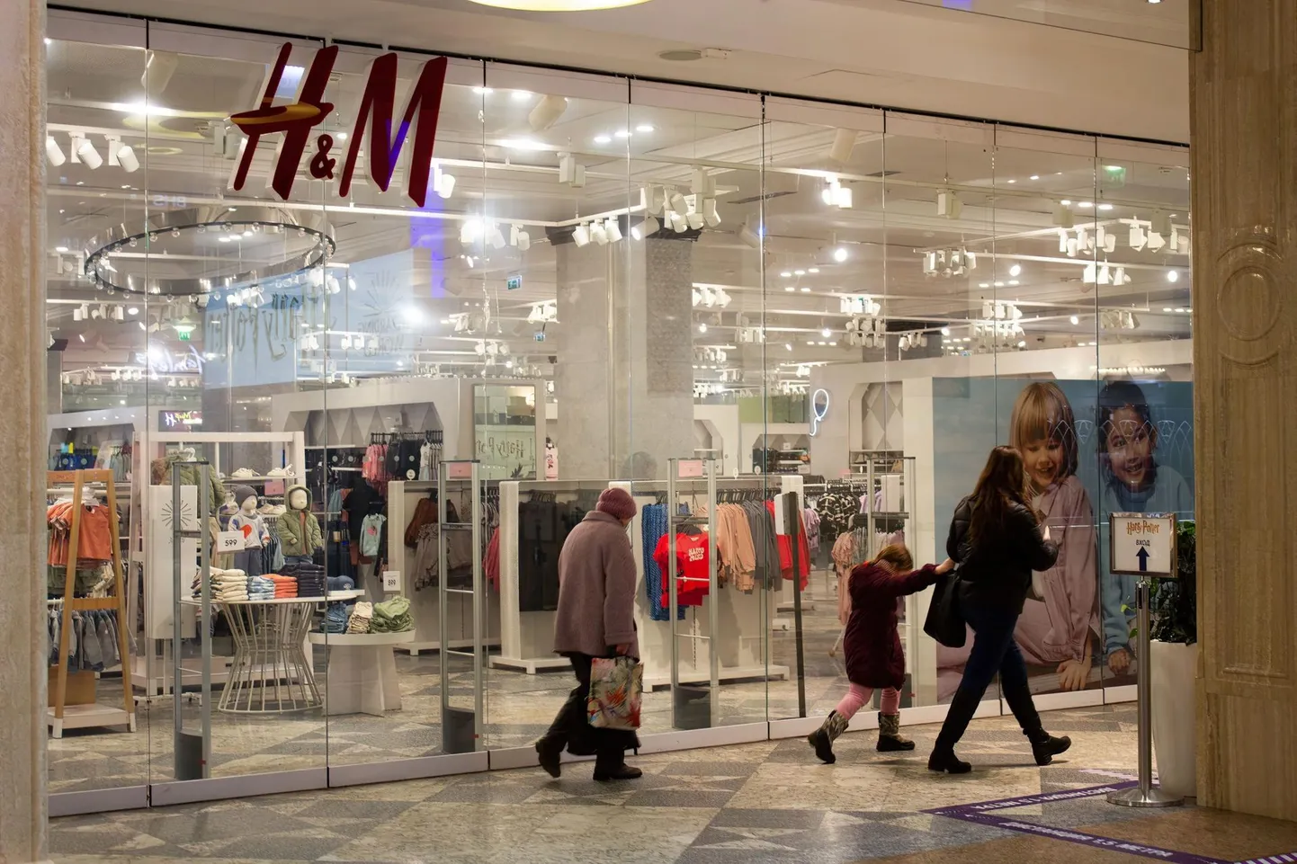 Hüvasti, Zara! Hüvasti, H&M! Paljud rahvusvahelised rõivatootjad enam Venemaal oma kaupu ei müü. Fotol moe- ja kodukaupade keti H&M poe suletud uksed Moskvas.