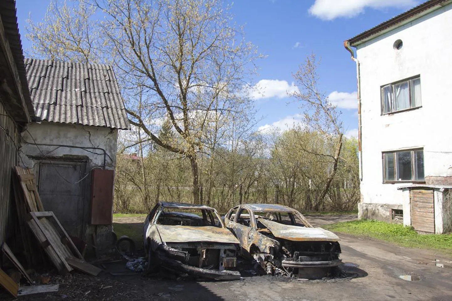 Eelmise aasta mai algul süüdati Võhmas auto. Tuld võttis ka selle kõrvale pargitud masin. Tänavu veebruaris mõisteti selle teo toime pannud ning koos kolme kaaslasega Põhja-Viljandimaal vargil käinud Janek Tamm kohtus süüdi. Varsti astub Tamm uuesti kohtukulli pilgu ette. Teiste seas teeb seda samas kaasuses ka Alvar Valdre, kes oli üks neist, kes koos Janek Tammega veebruaris varguste eest karistada sai. Vahepeal on Valdrele aga veel üks kriminaalkaristus määratud.
