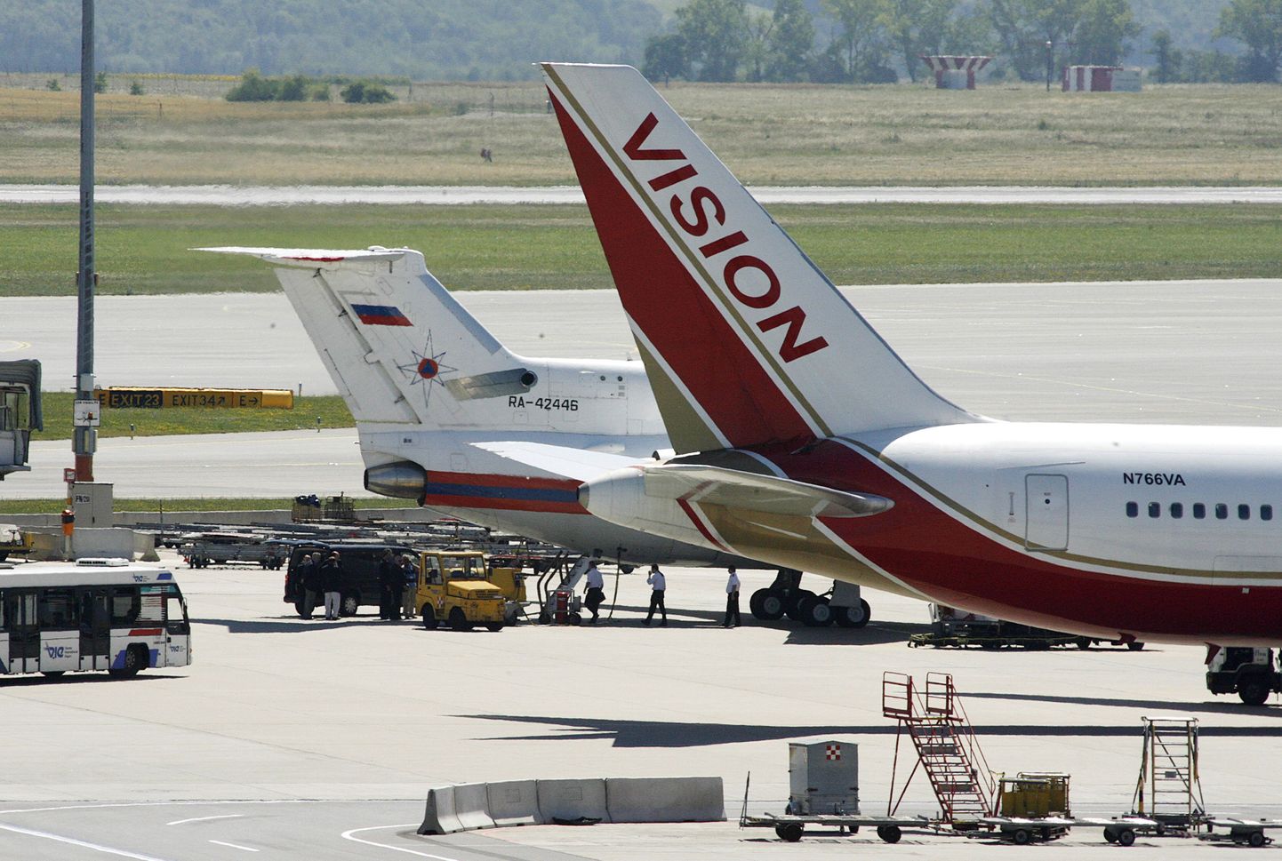 New Yorgist startinud Vision Airlinesi lennuk Viini lennuväljal. Selle taga on näha Vene eriolukordade ministeeriumi lennukit.