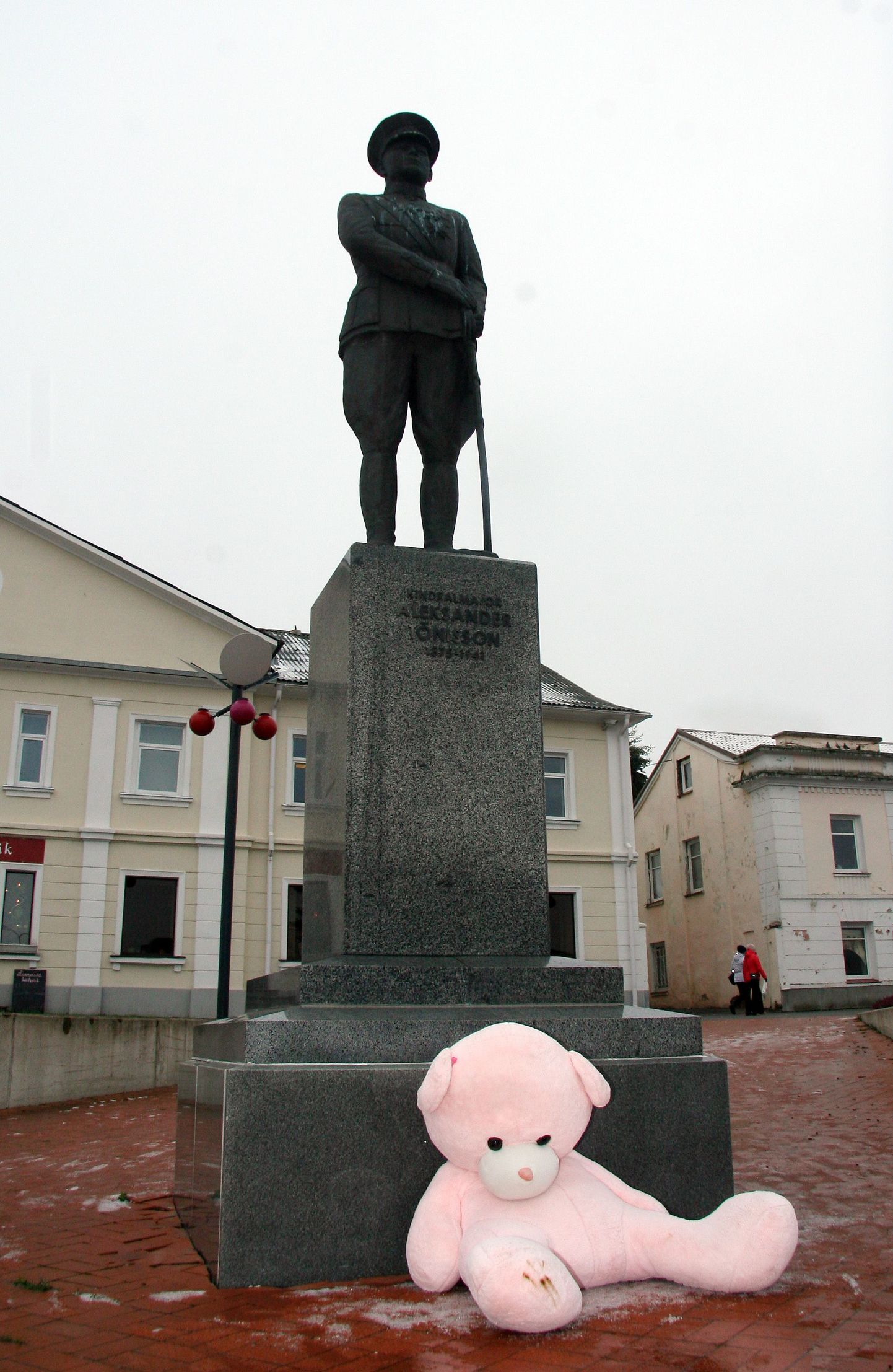 В четверг кто-то неизвестный принес большого розового мишку к статуе генерала Александера Тыниссона на центральной площади Йыхви.